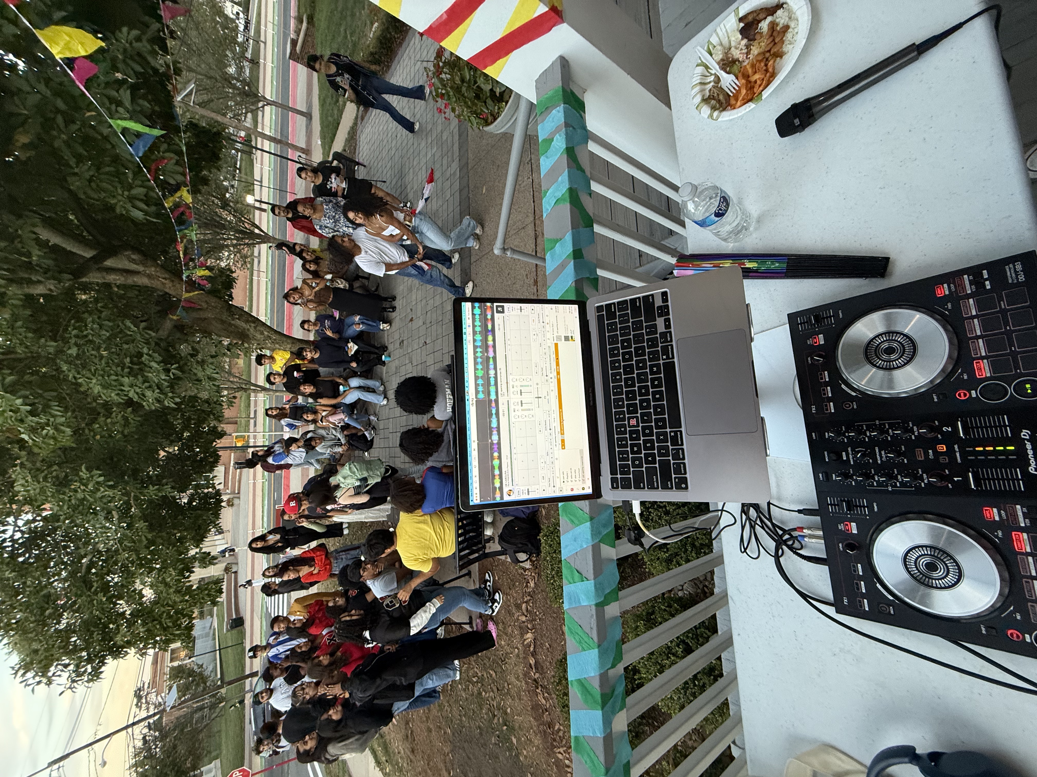 DJ Dalé Danny performing at Welcome to la Familia